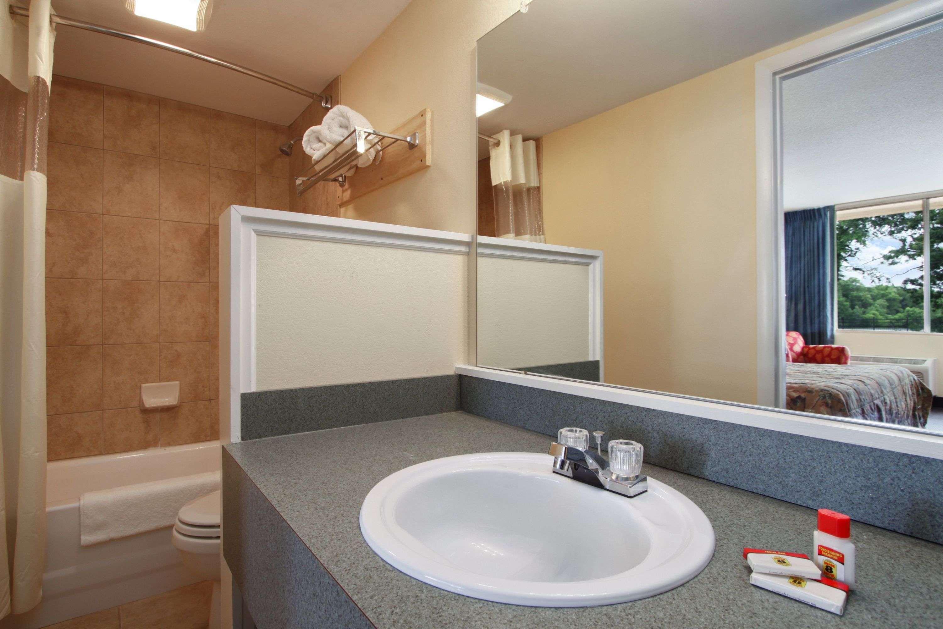 Super 8 By Wyndham Douvres Extérieur photo
