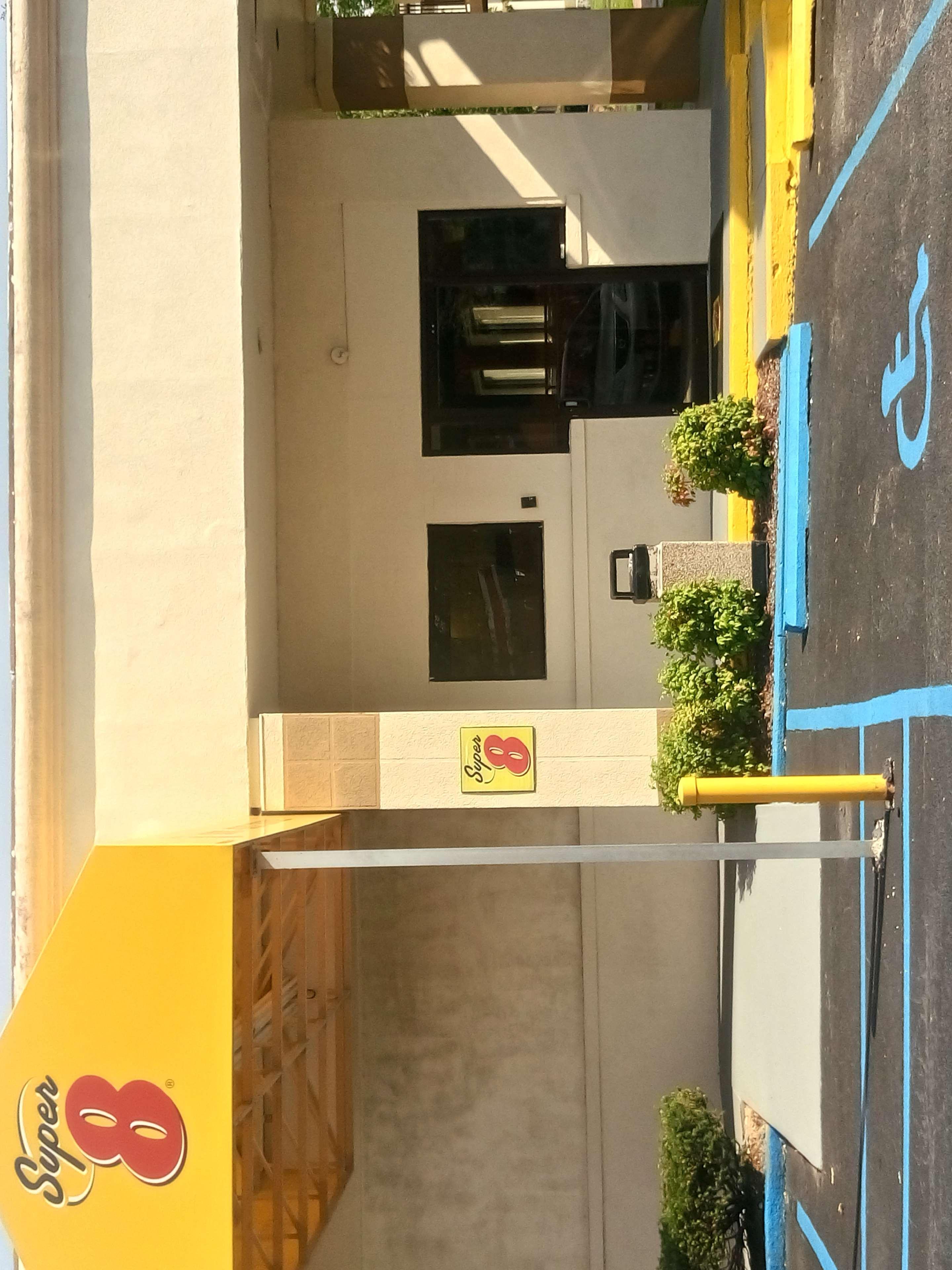 Super 8 By Wyndham Douvres Extérieur photo